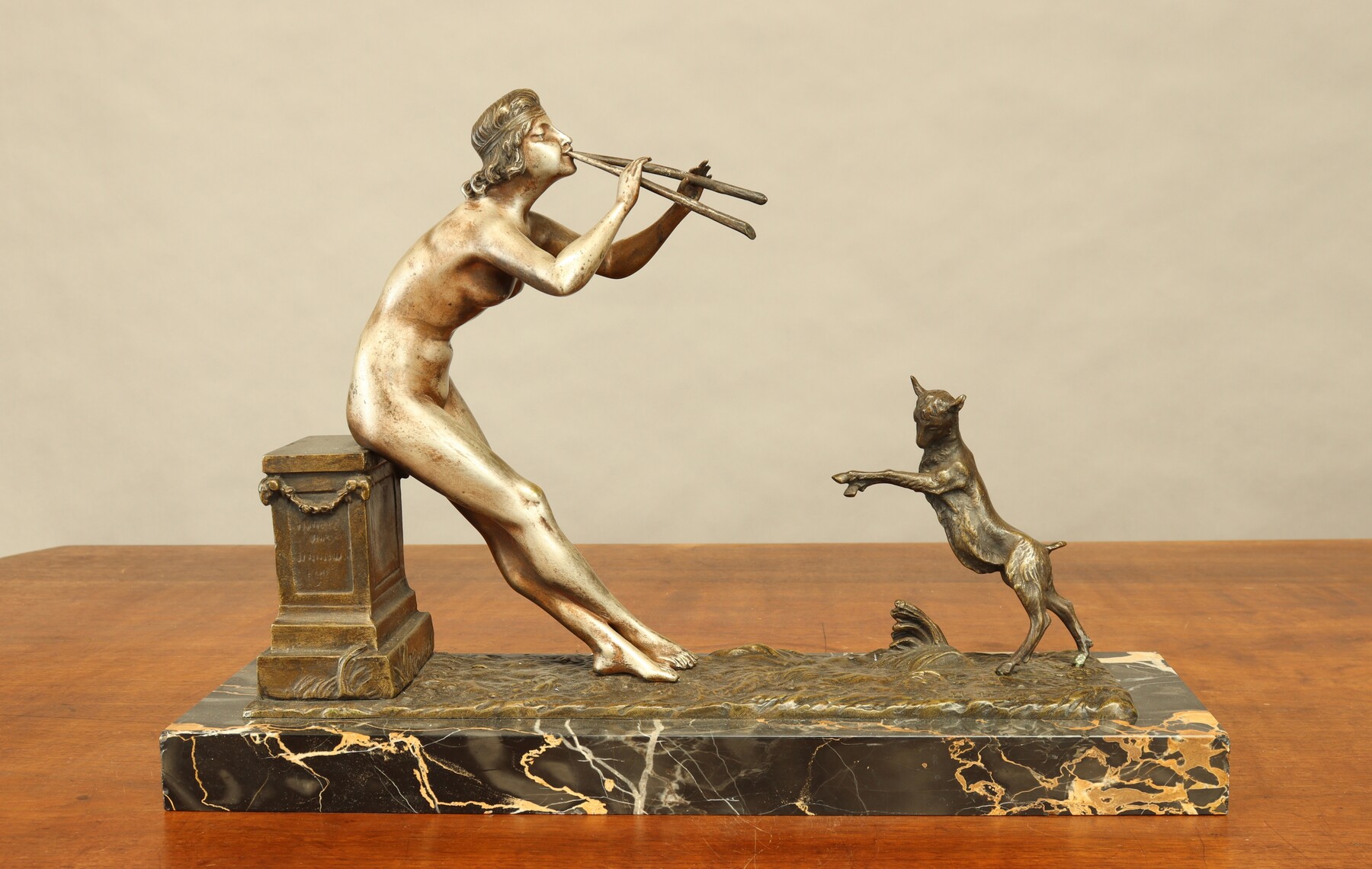 Joueuse de aulos et capriné dansant par Henry Fugère