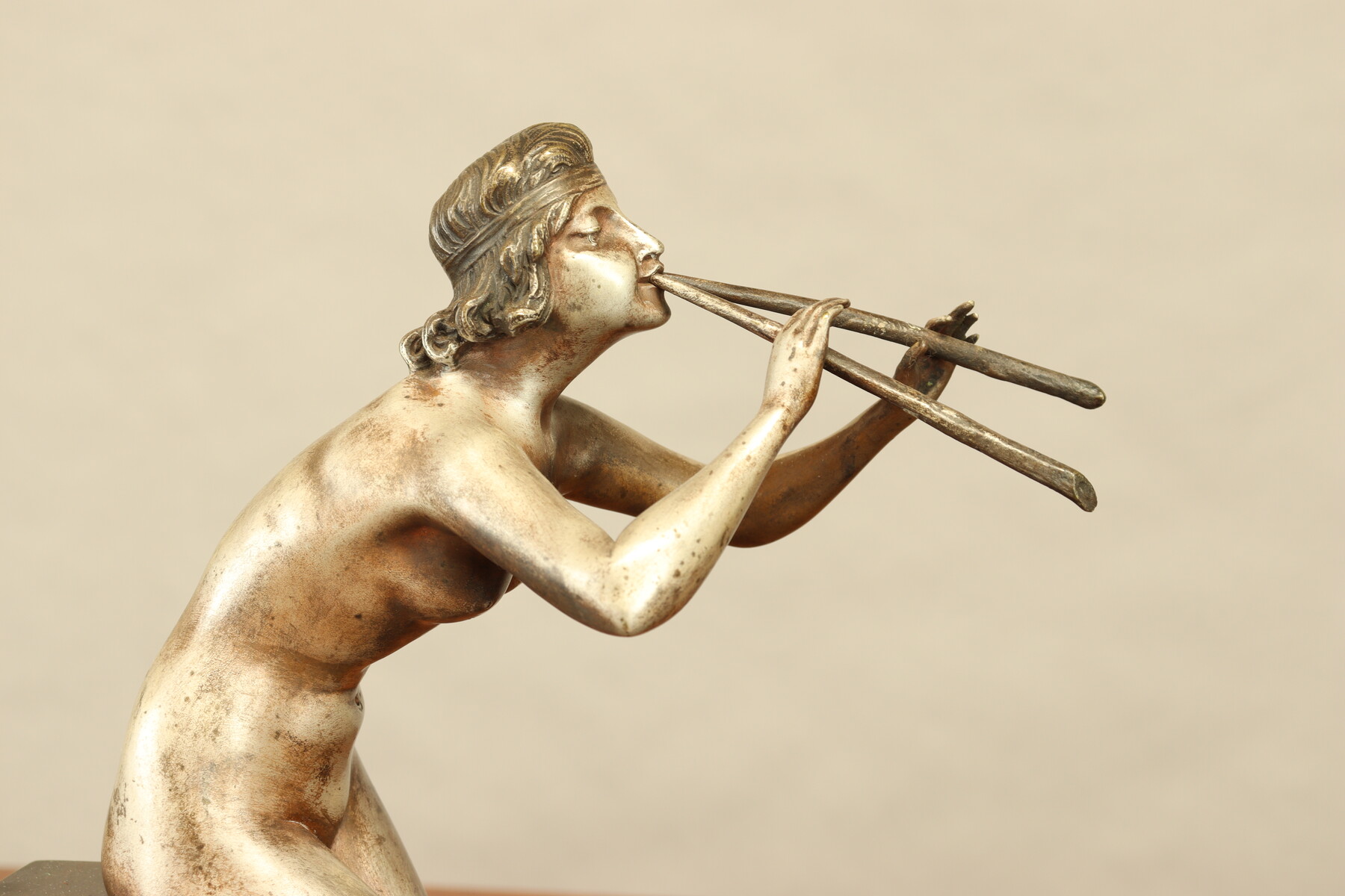 Joueuse de aulos et capriné dansant par Henry Fugère