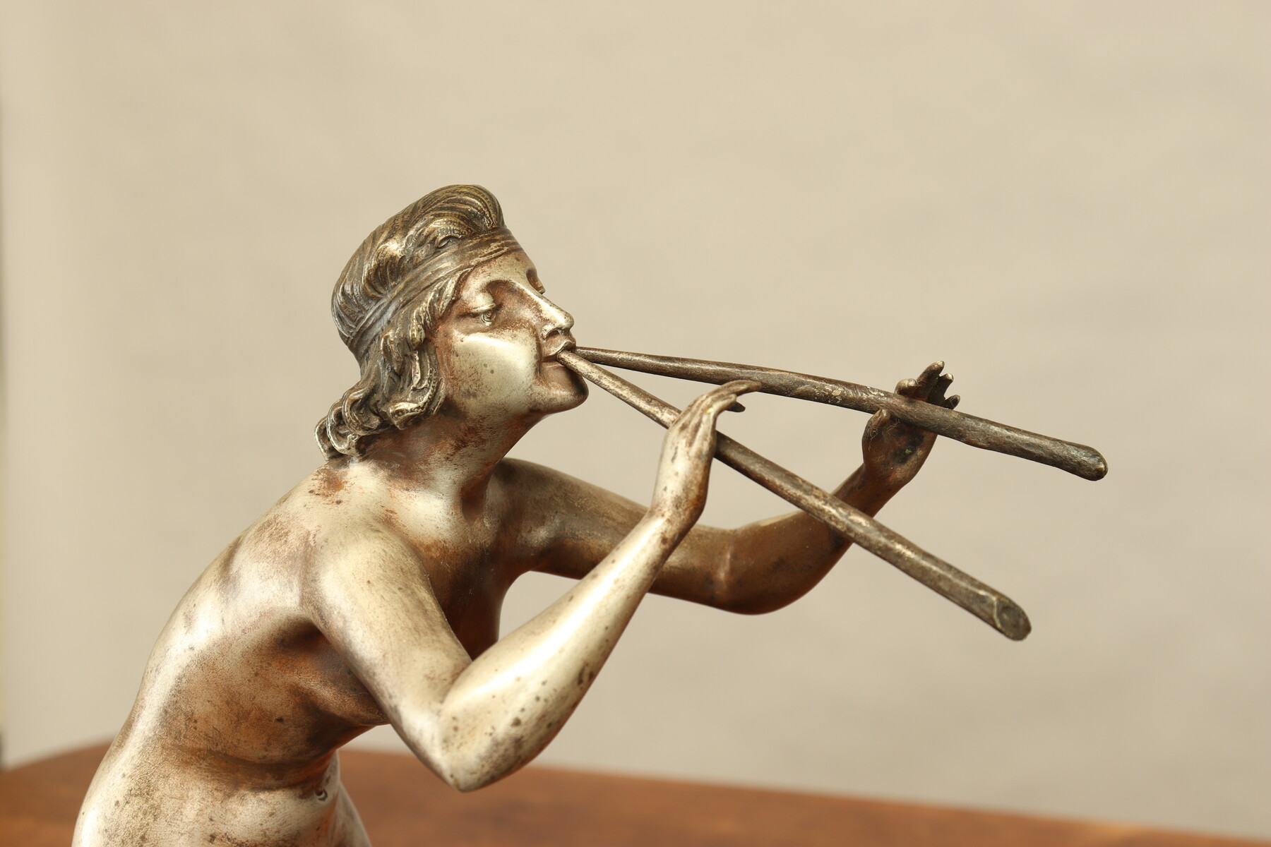 Joueuse de aulos et capriné dansant par Henry Fugère