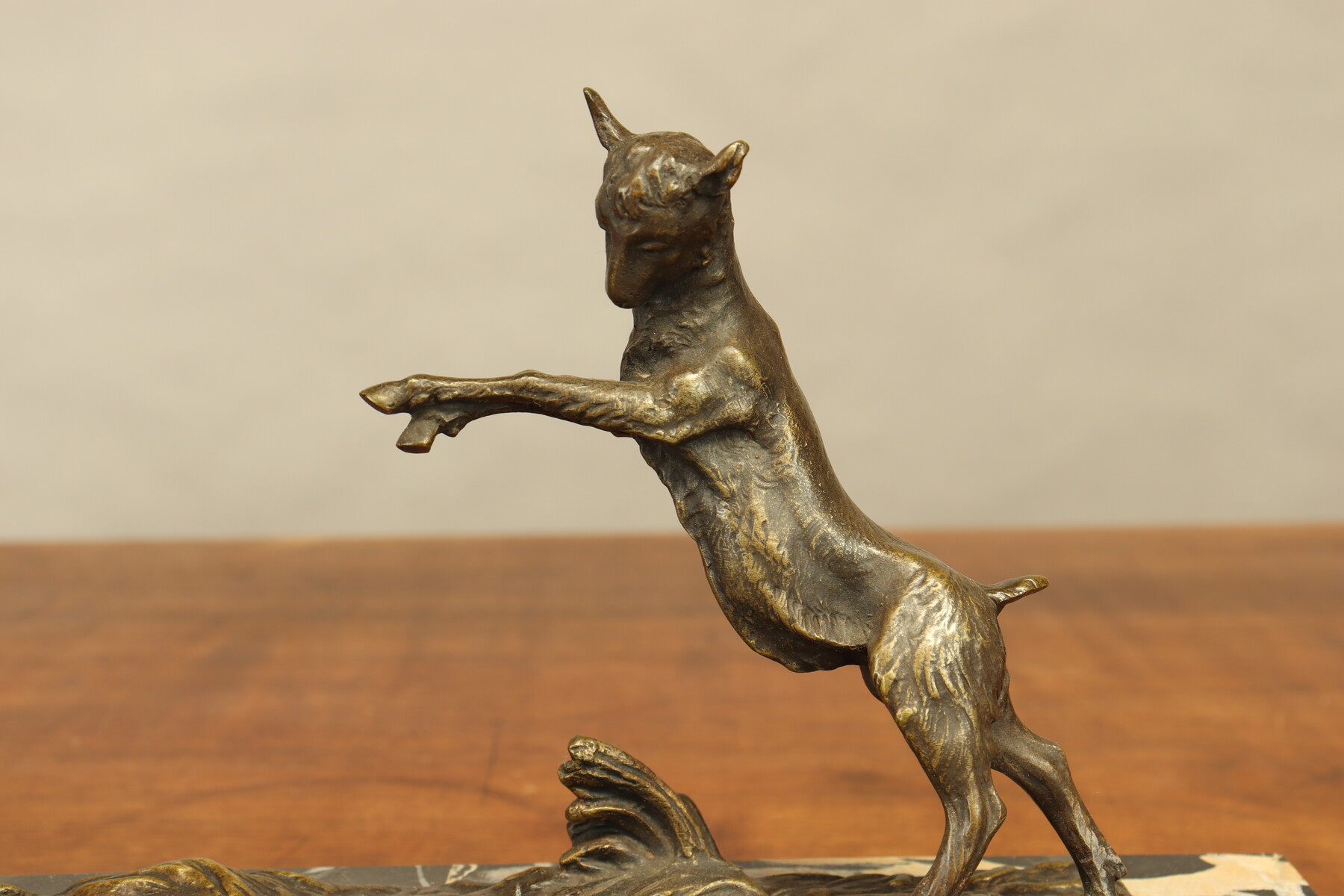 Joueuse de aulos et capriné dansant par Henry Fugère