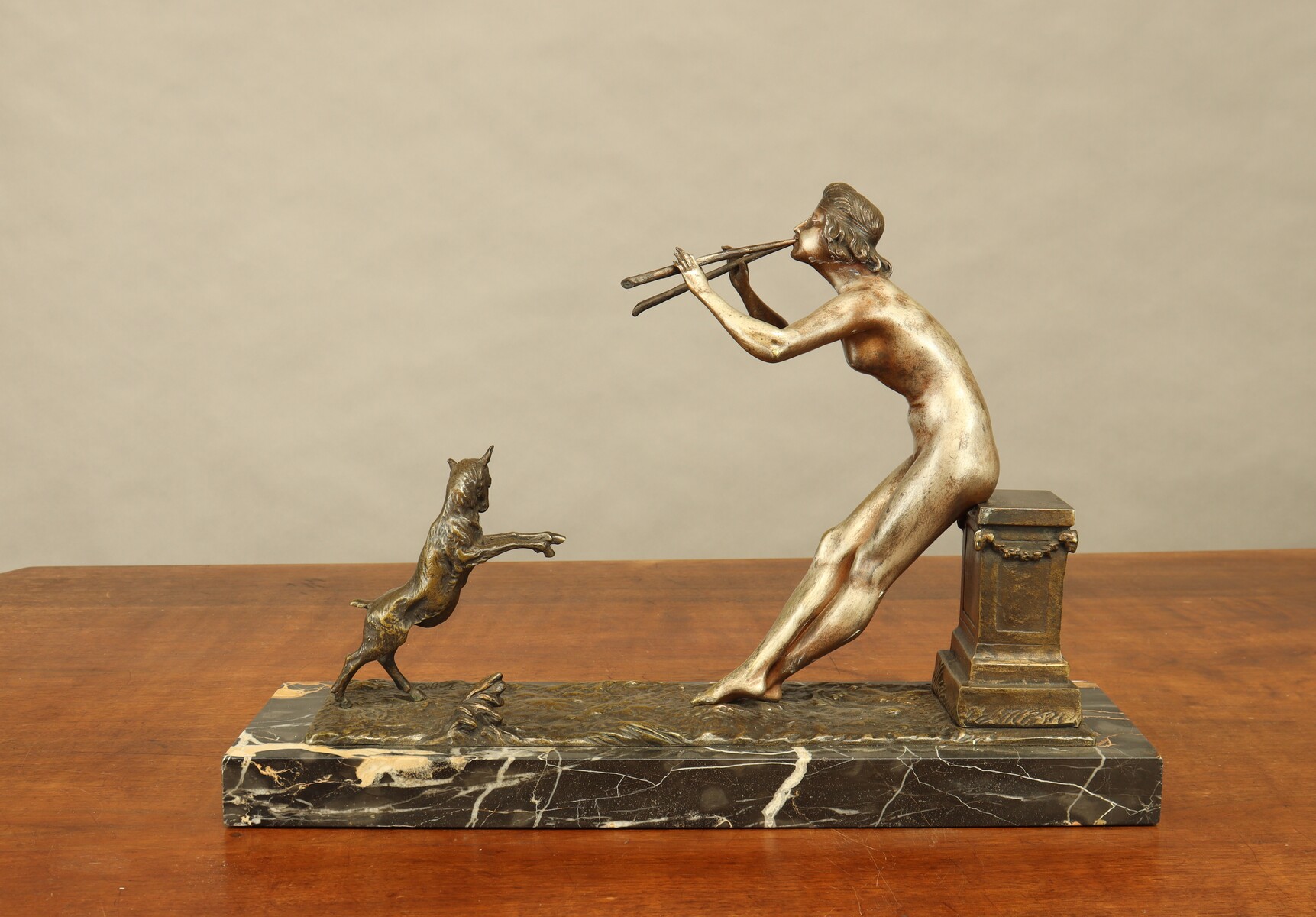 Joueuse de aulos et capriné dansant par Henry Fugère