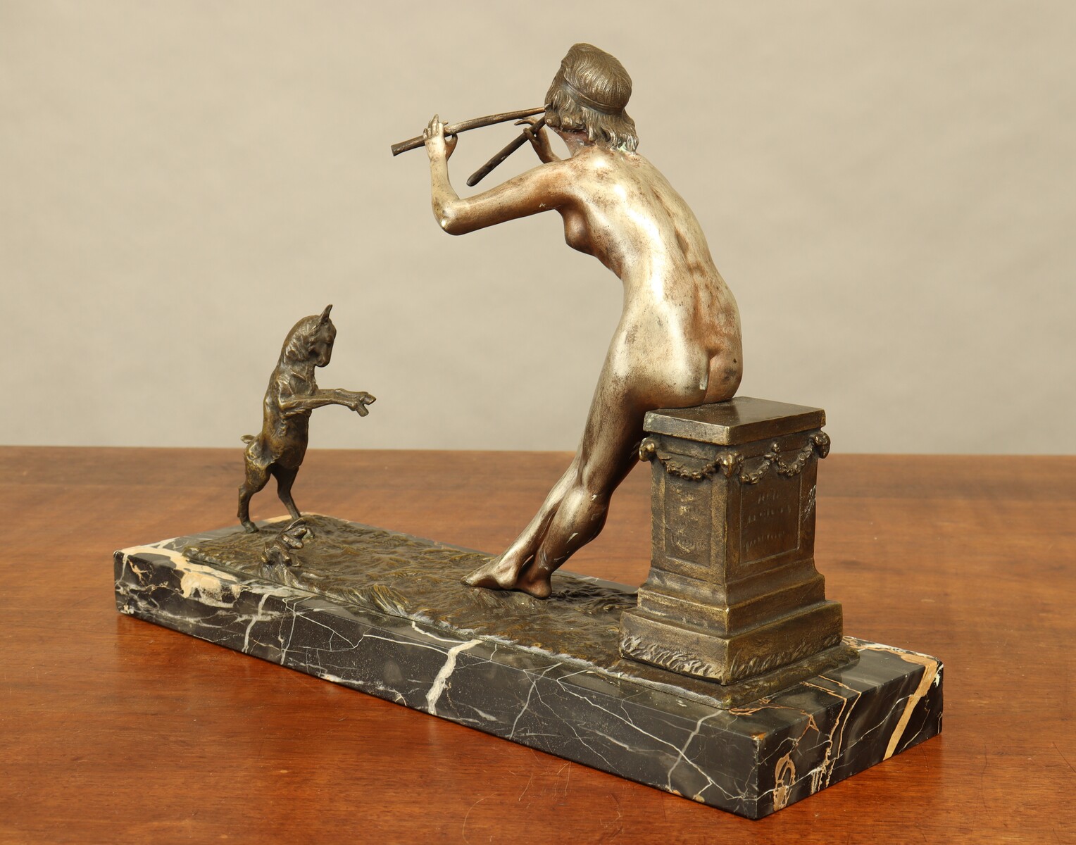 Joueuse de aulos et capriné dansant par Henry Fugère
