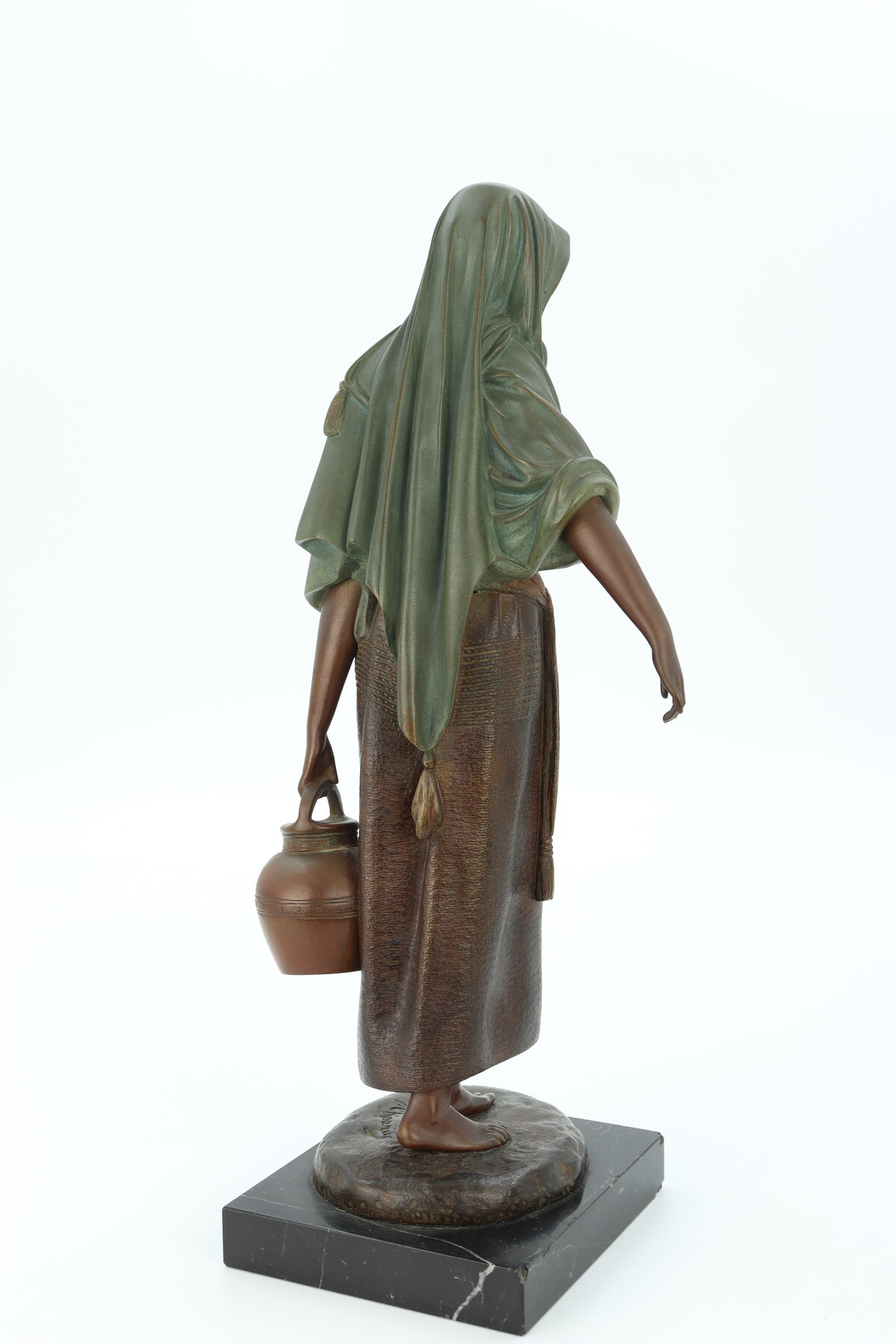 La porteuse d'eau par Demeter Chiparus