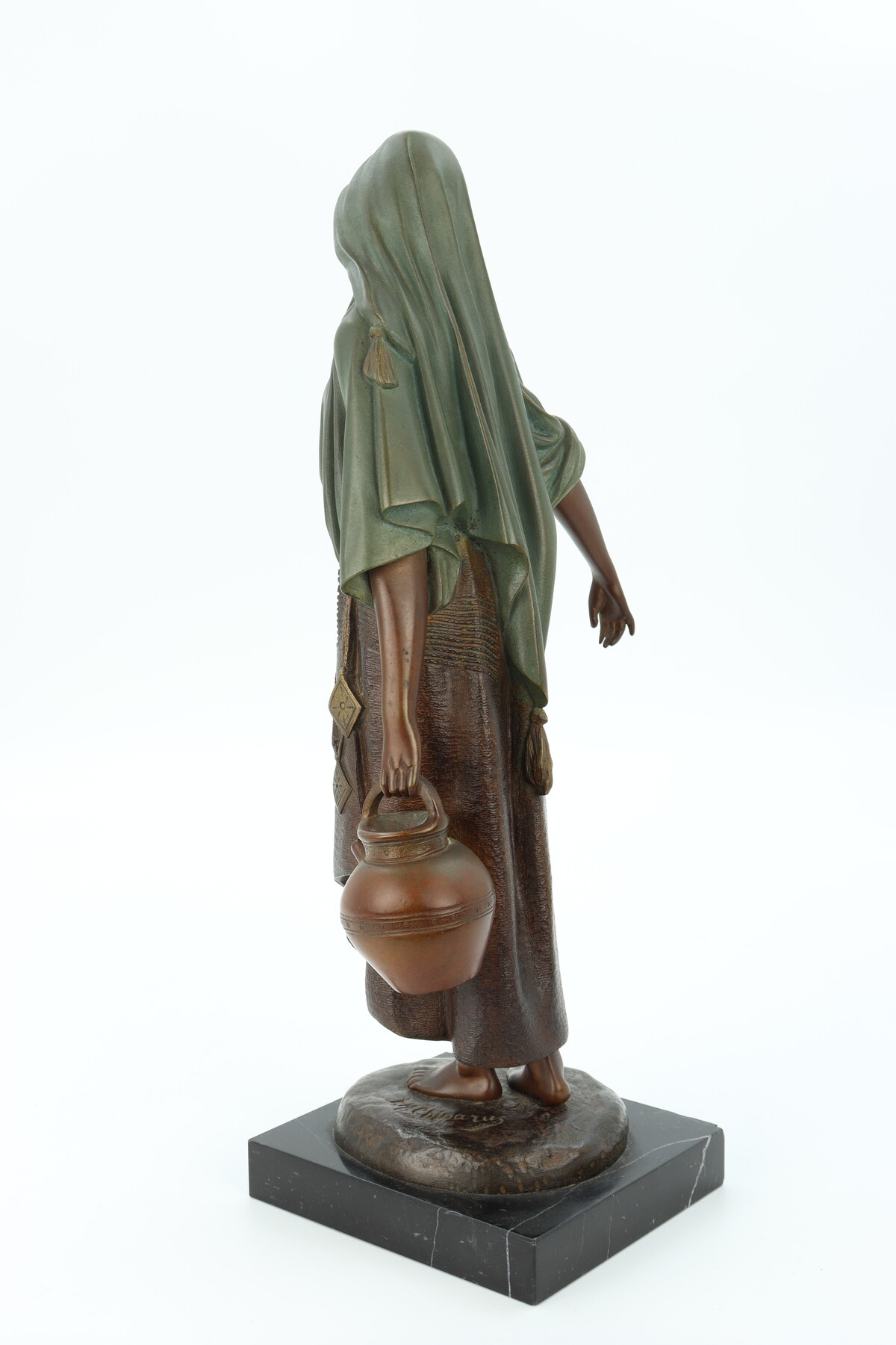 La porteuse d'eau par Demeter Chiparus