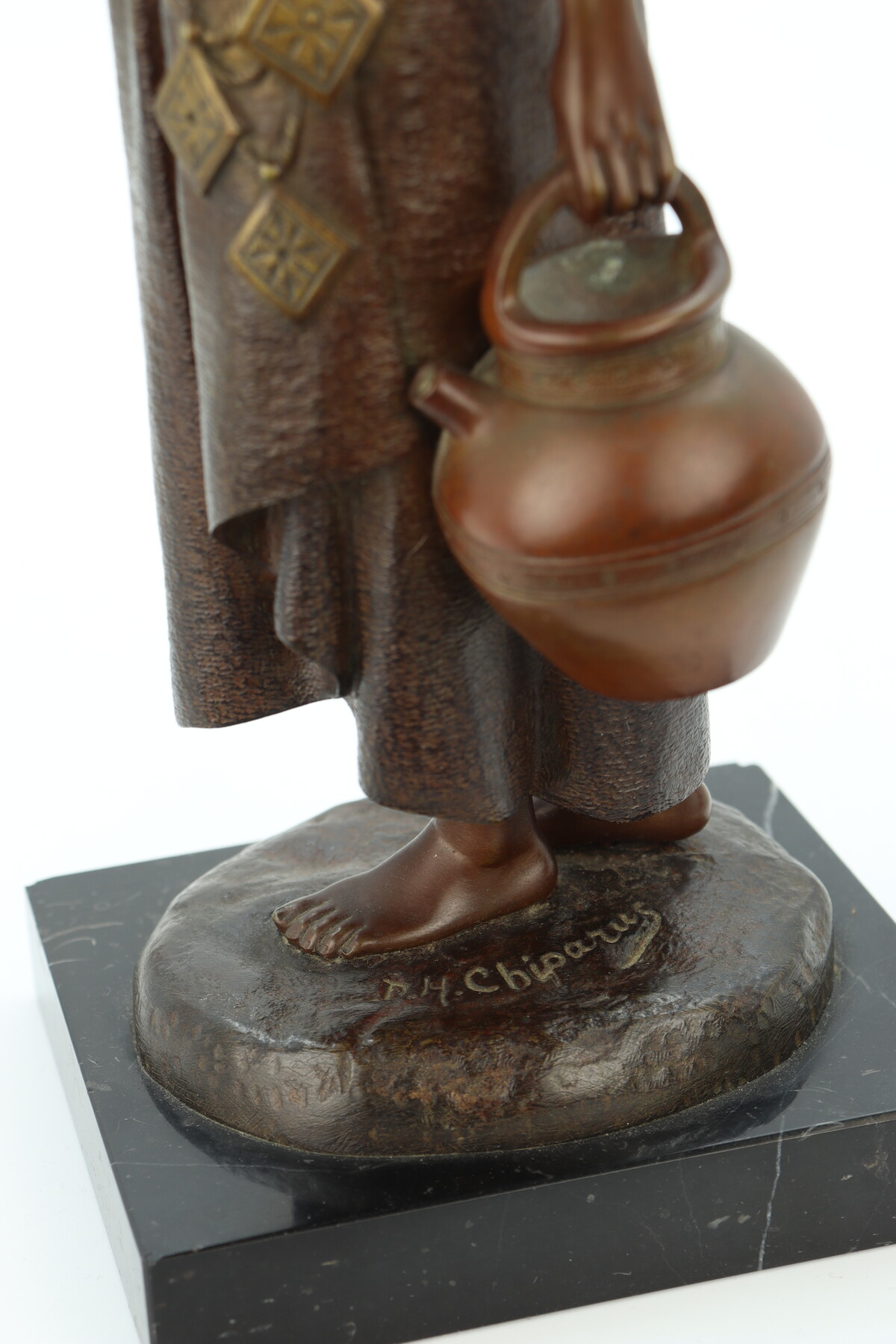 La porteuse d'eau par Demeter Chiparus