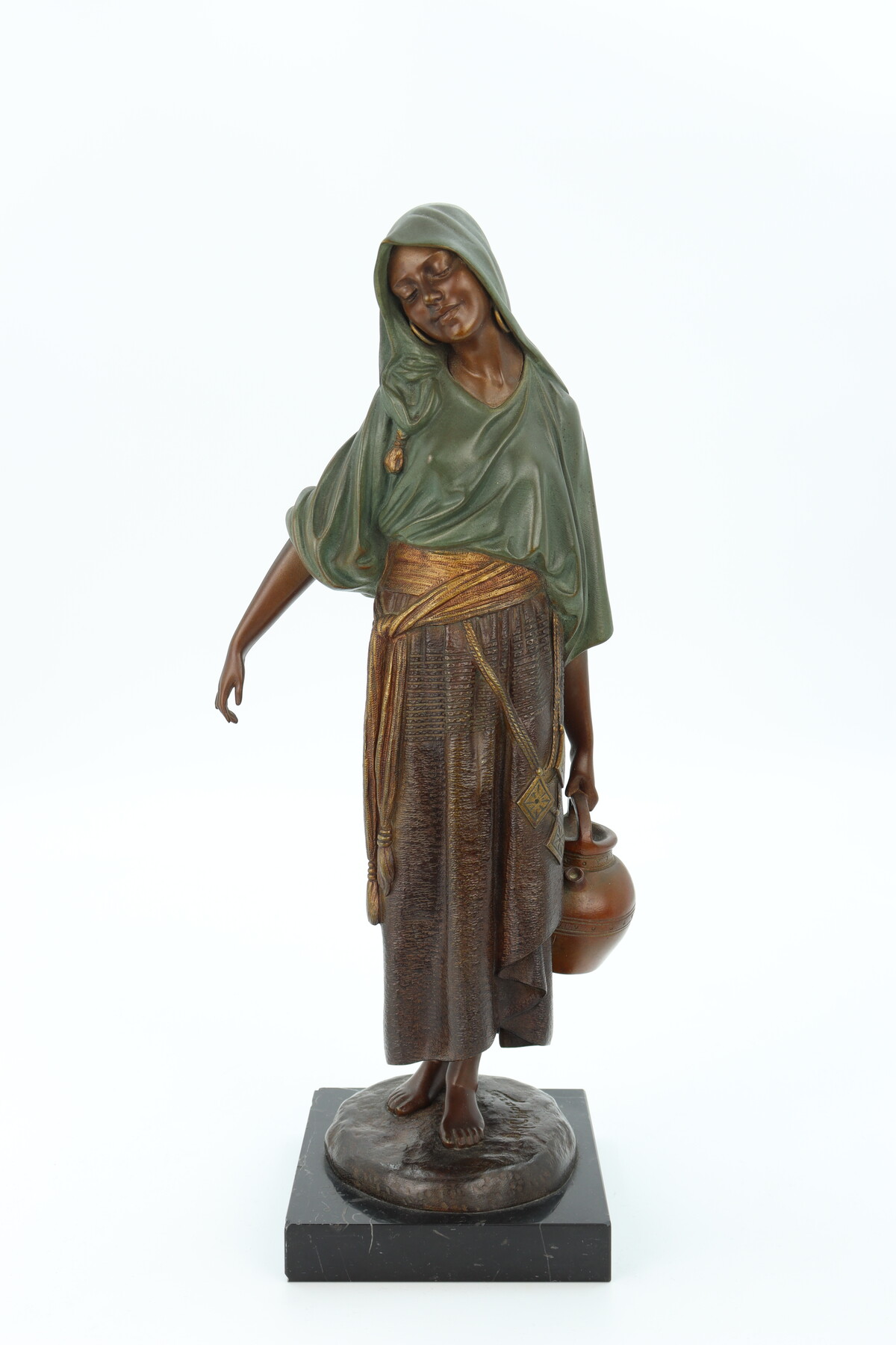 La porteuse d'eau par Demetre Chiparus