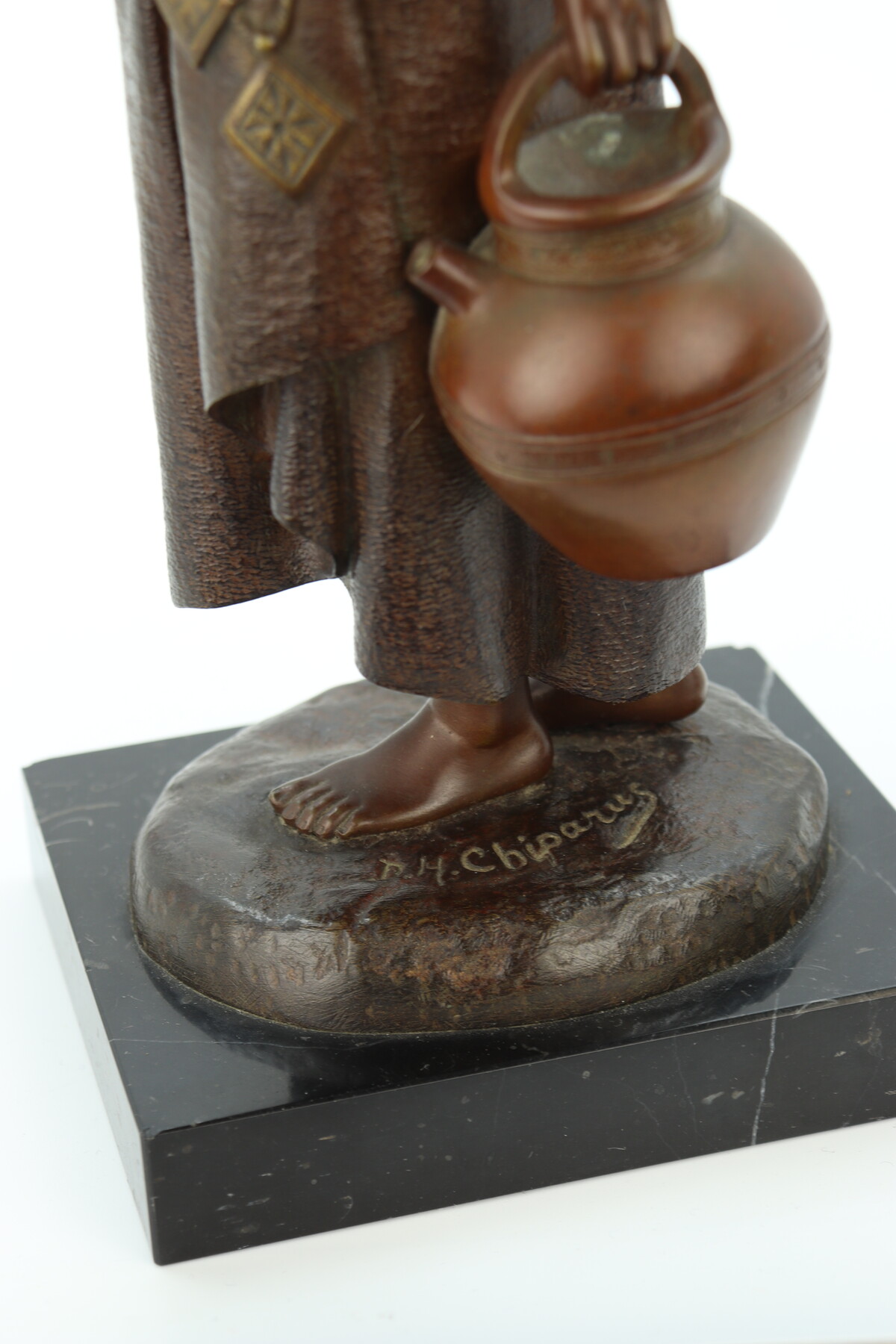 La porteuse d'eau par Demetre Chiparus