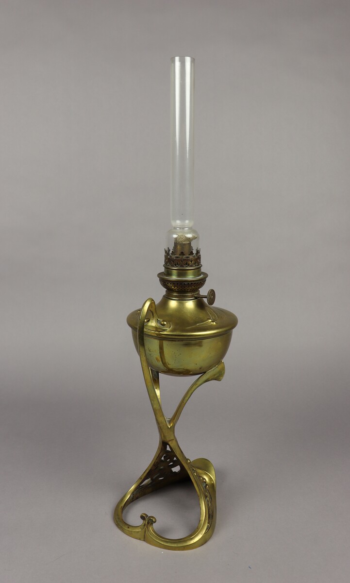 Lampe à pétrole par Georges Leleu