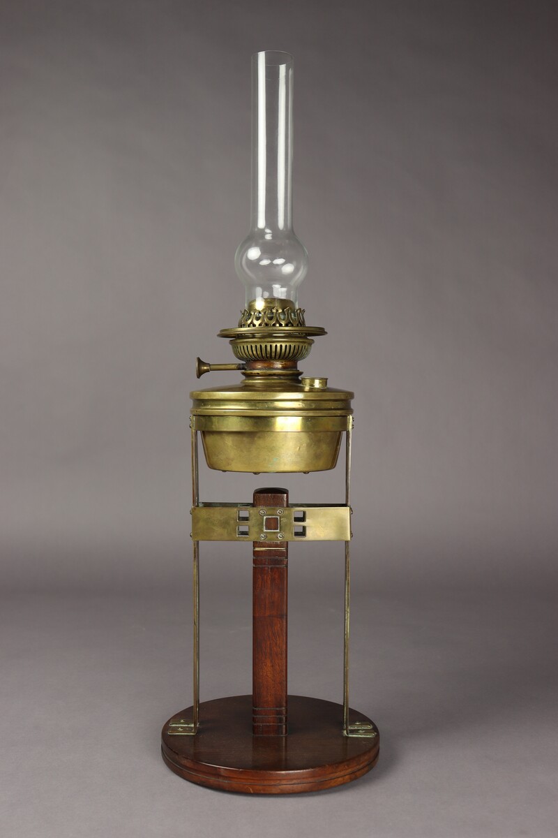 Lampe à pétrole par Gustave Serrurier-Bovy