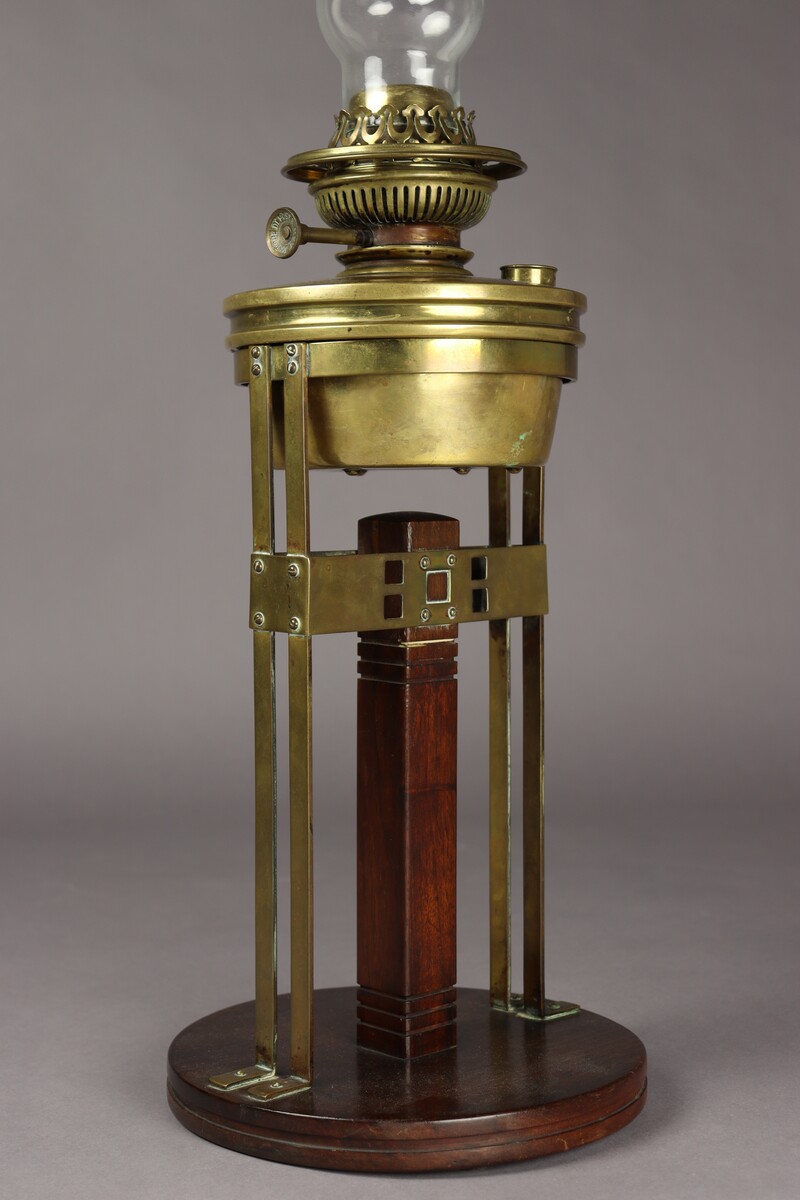 Lampe à pétrole par Gustave Serrurier-Bovy