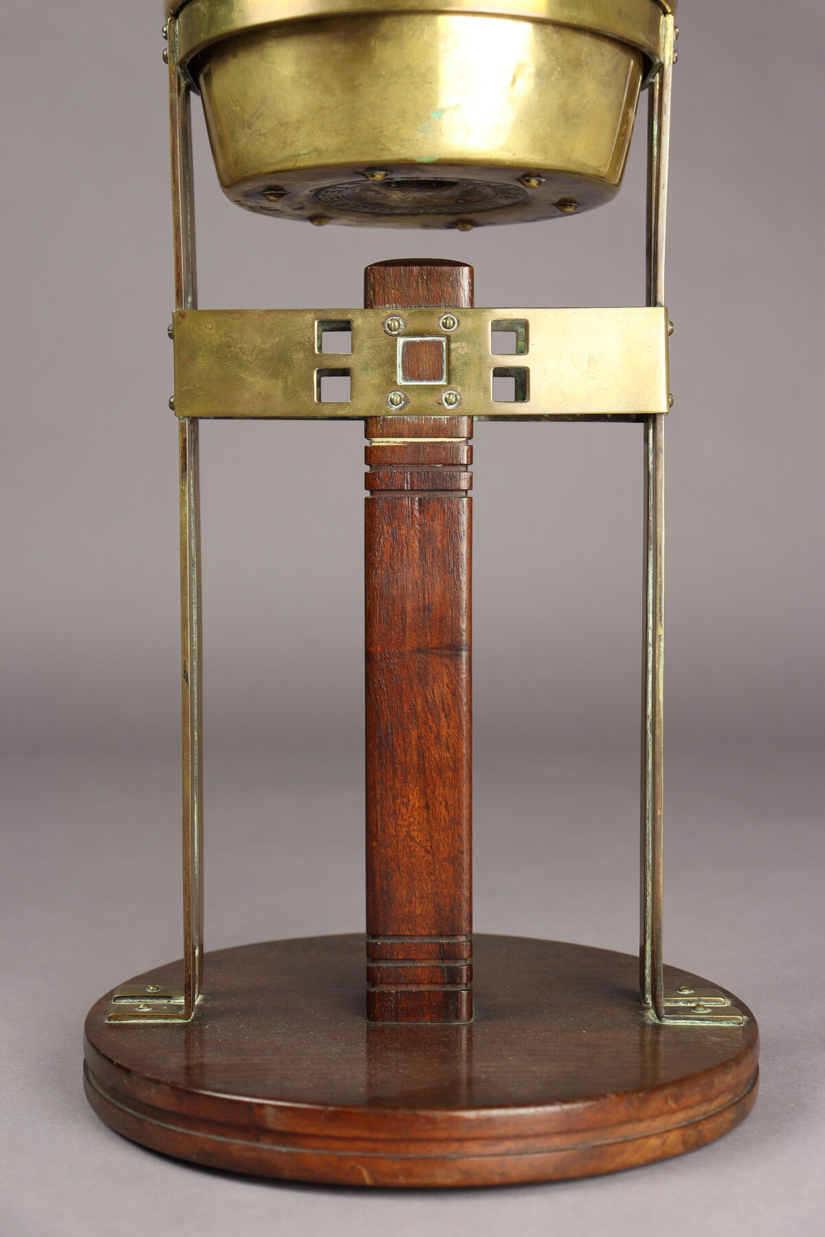 Lampe à pétrole par Gustave Serrurier-Bovy