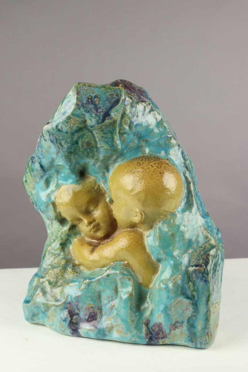 Le baiser, sculpture en grès par Alfred Boucher