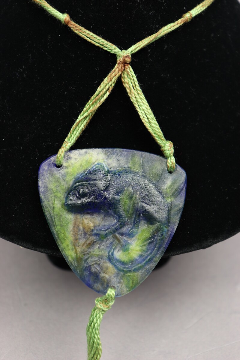 Pendentif caméléon par Amalric Walter