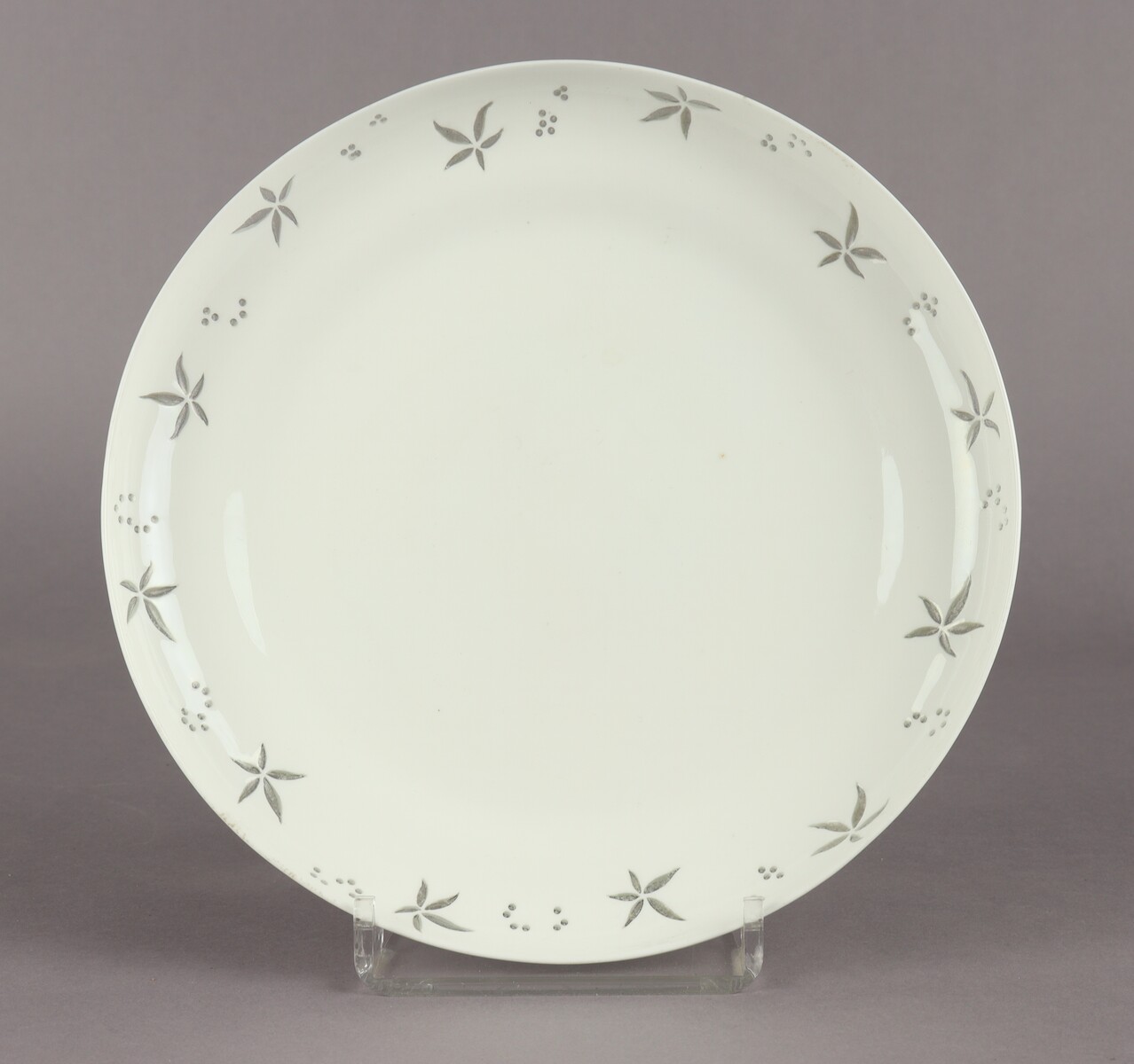 Plat en porcelaine par Camille Naudot