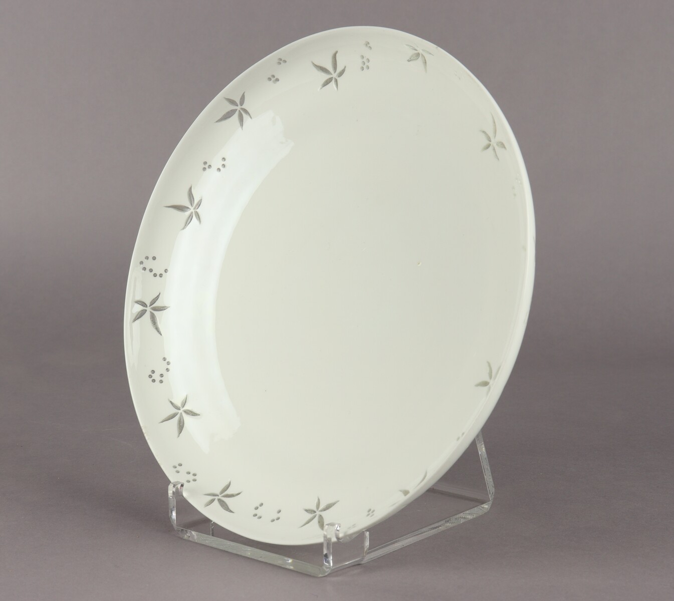 Plat en porcelaine par Camille Naudot