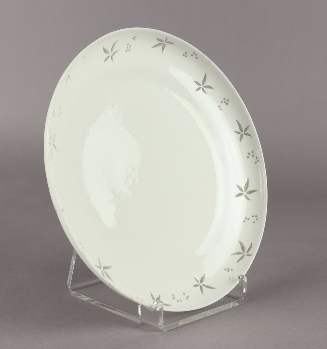 Plat en porcelaine par Camille Naudot