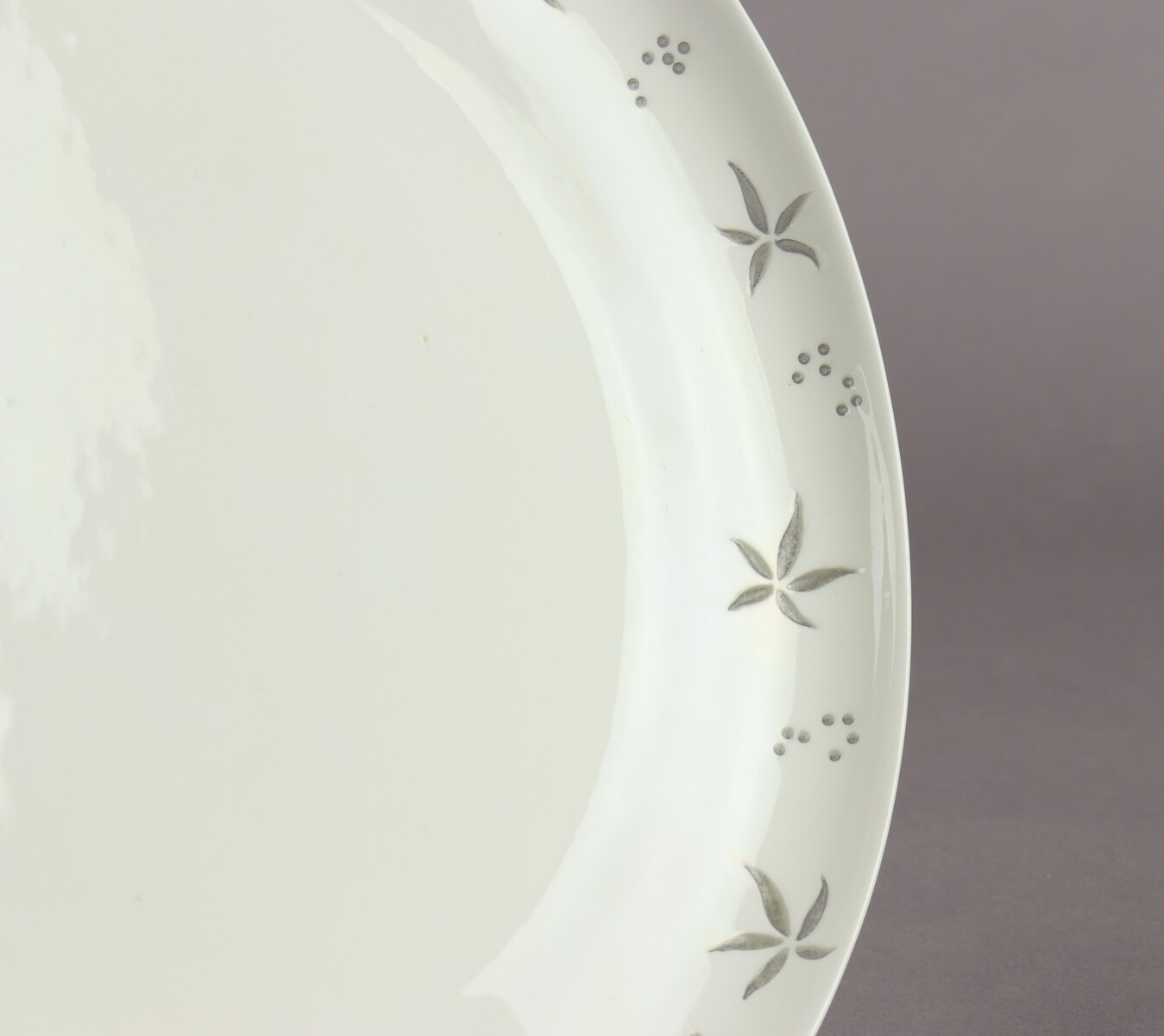 Plat en porcelaine par Camille Naudot