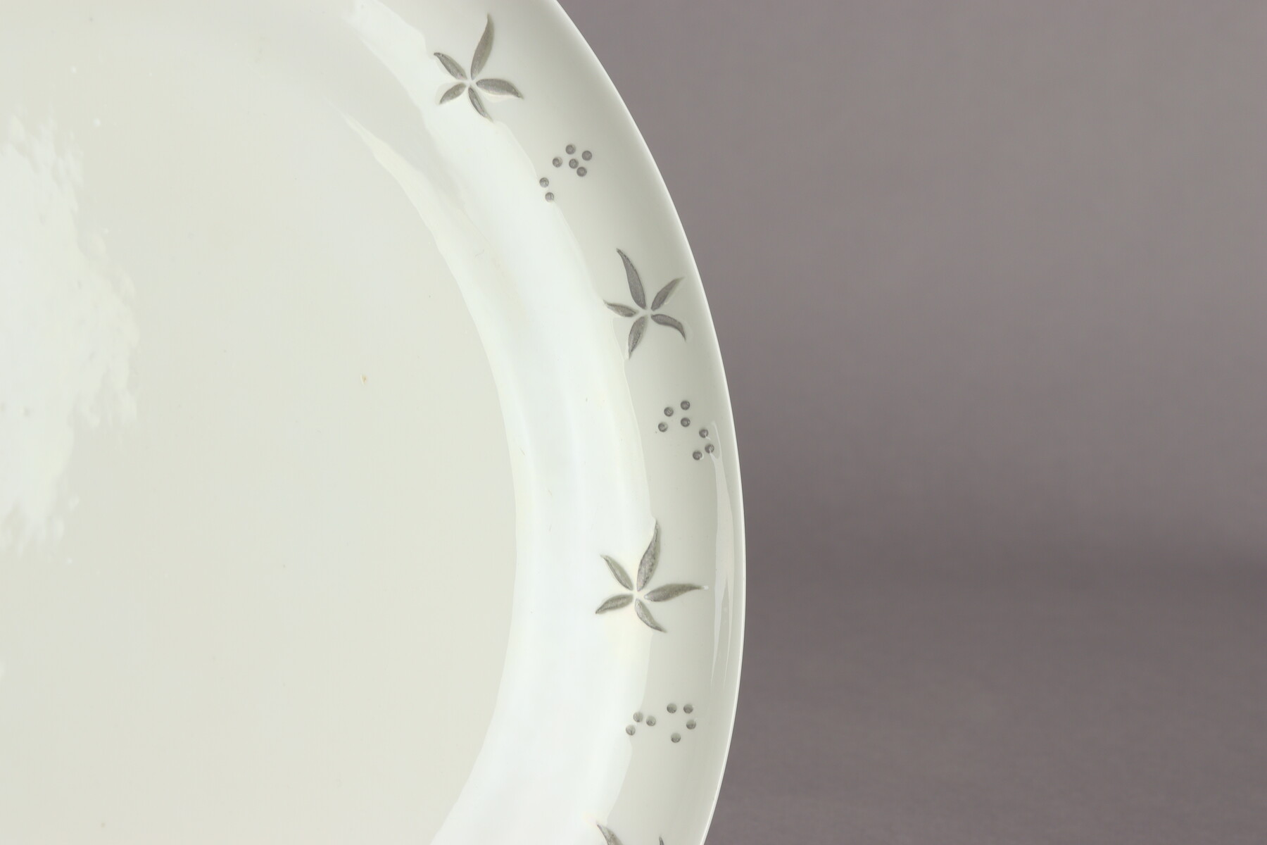 Plat en porcelaine par Camille Naudot