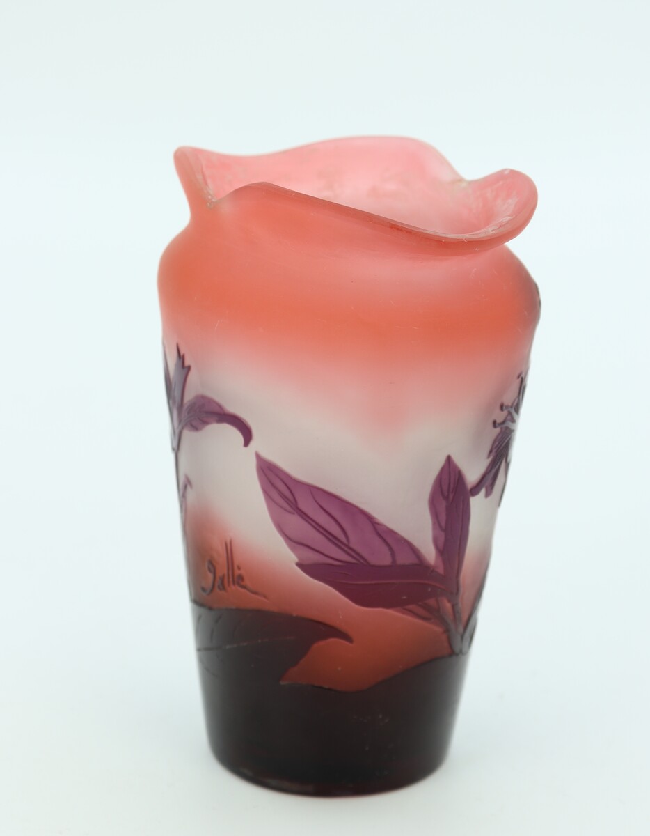 Vase aux campanules par Emile Gallé