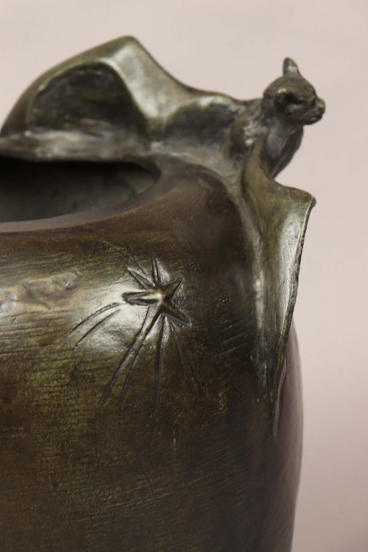 Vase aux chauve-souris par Hans Stoltenberg-Lerche