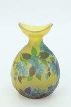 Vase aux gentianes par Gallé