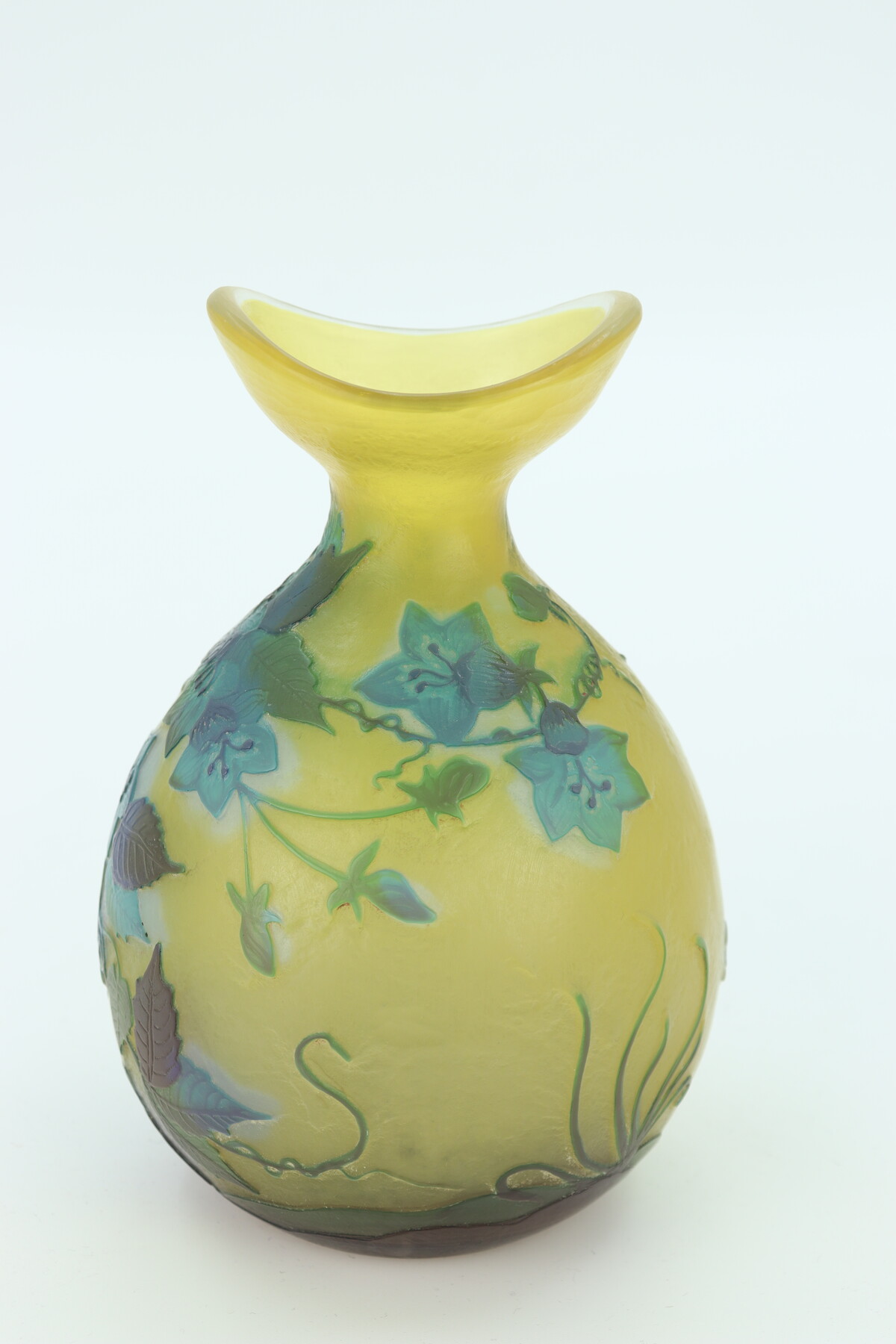 Vase aux gentianes par Gallé