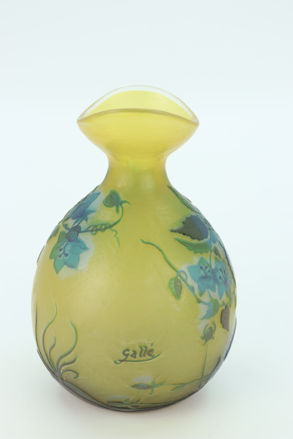 Vase aux gentianes par Gallé