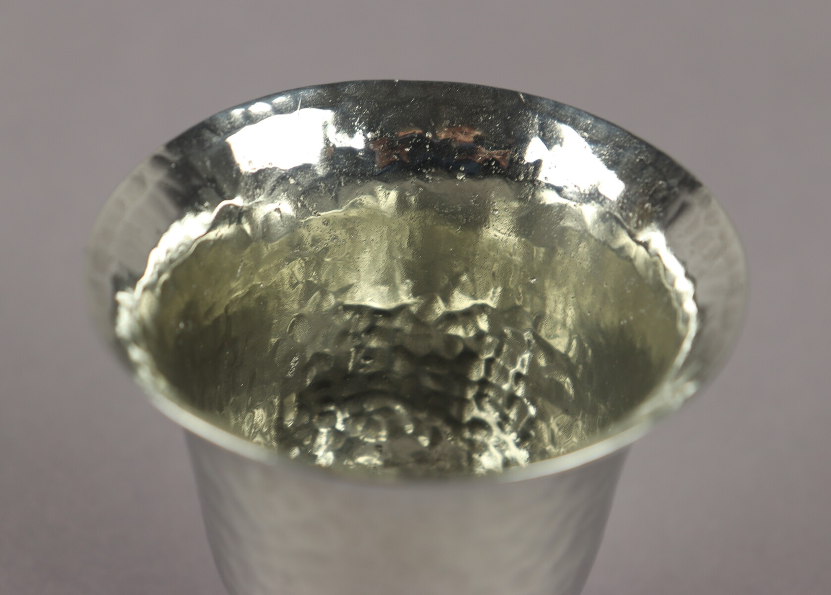 Vase en métal argenté par Jean Després