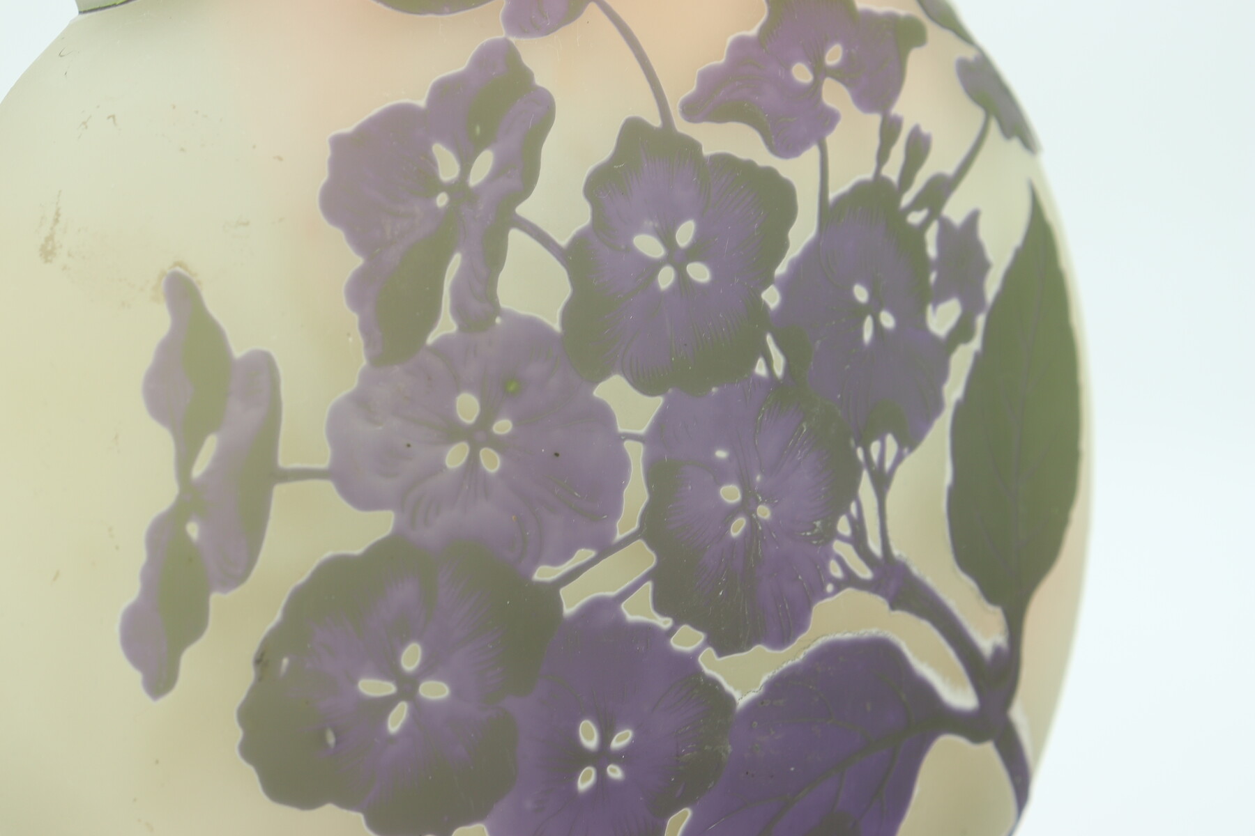 Vase Gallé à anses appliquées aux hortensias