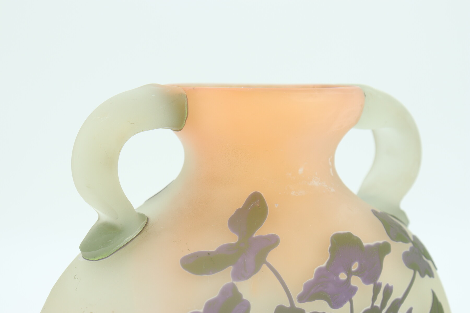 Vase Gallé à anses appliquées aux hortensias