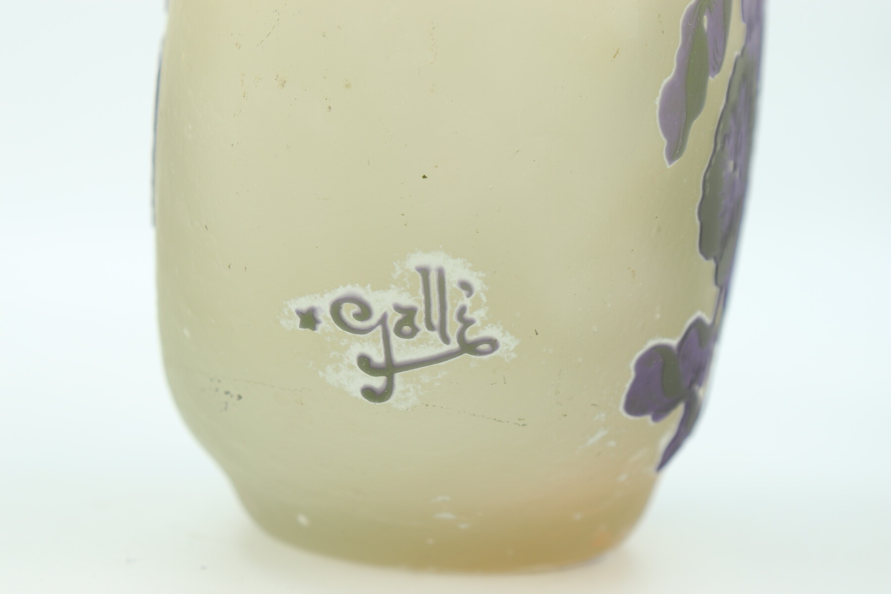 Vase Gallé à anses appliquées aux hortensias