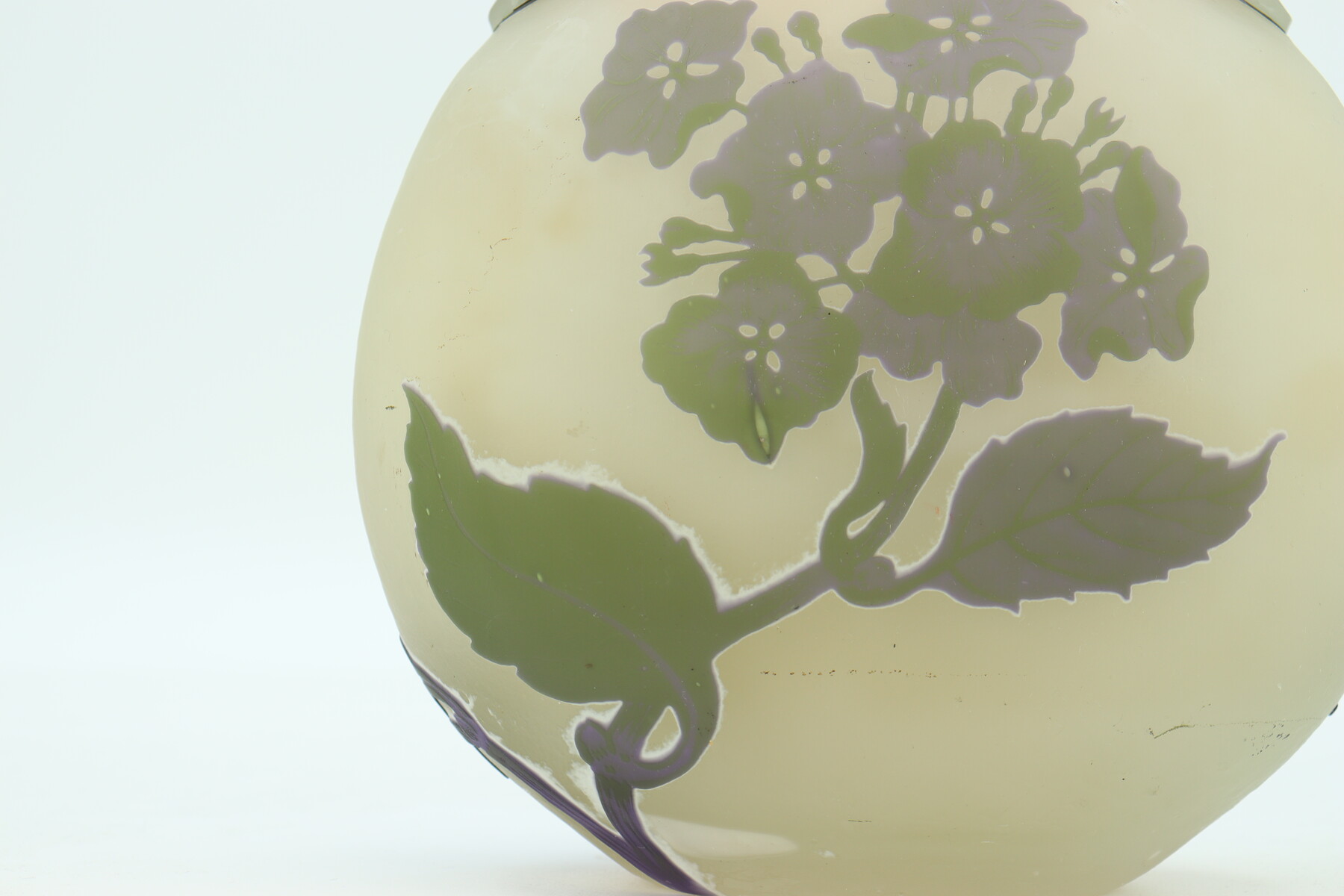 Vase Gallé à anses appliquées aux hortensias