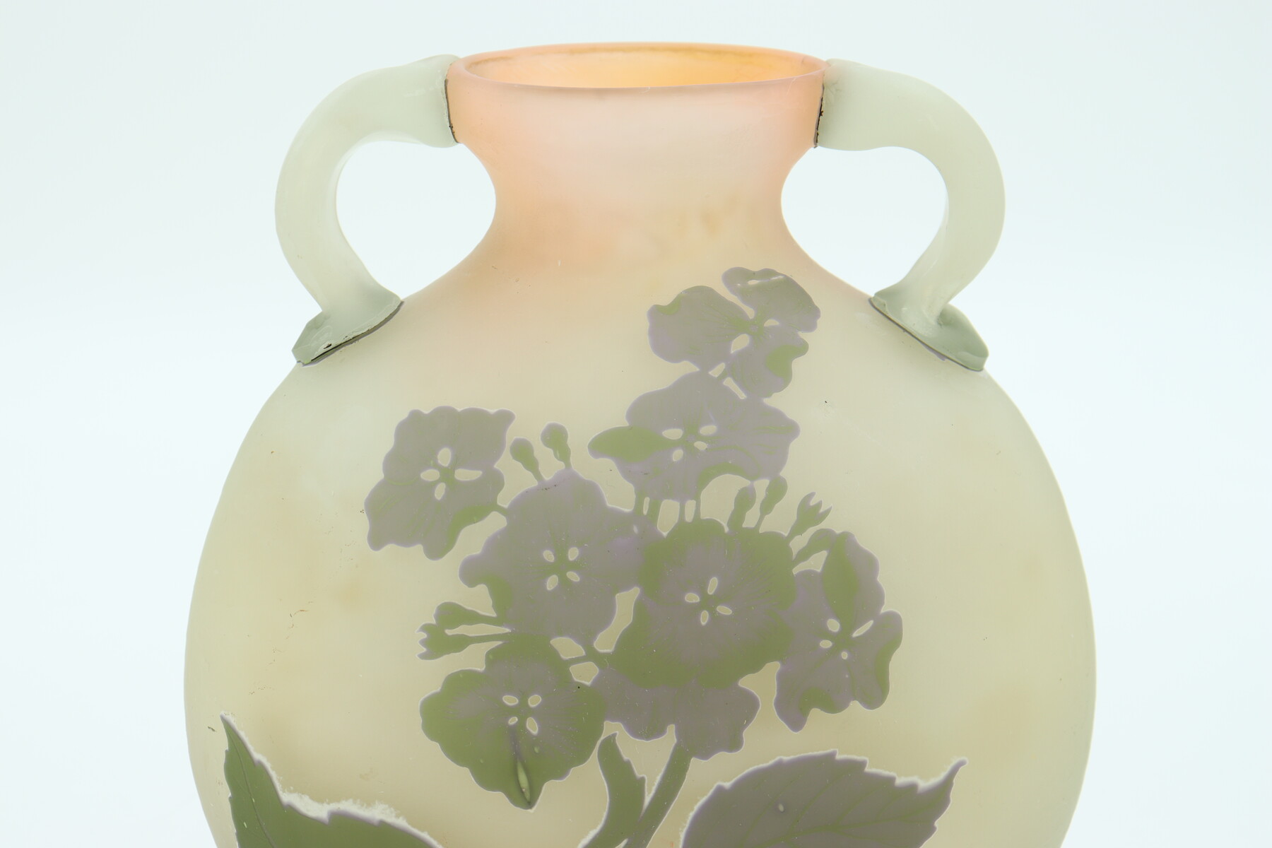 Vase Gallé à anses appliquées aux hortensias