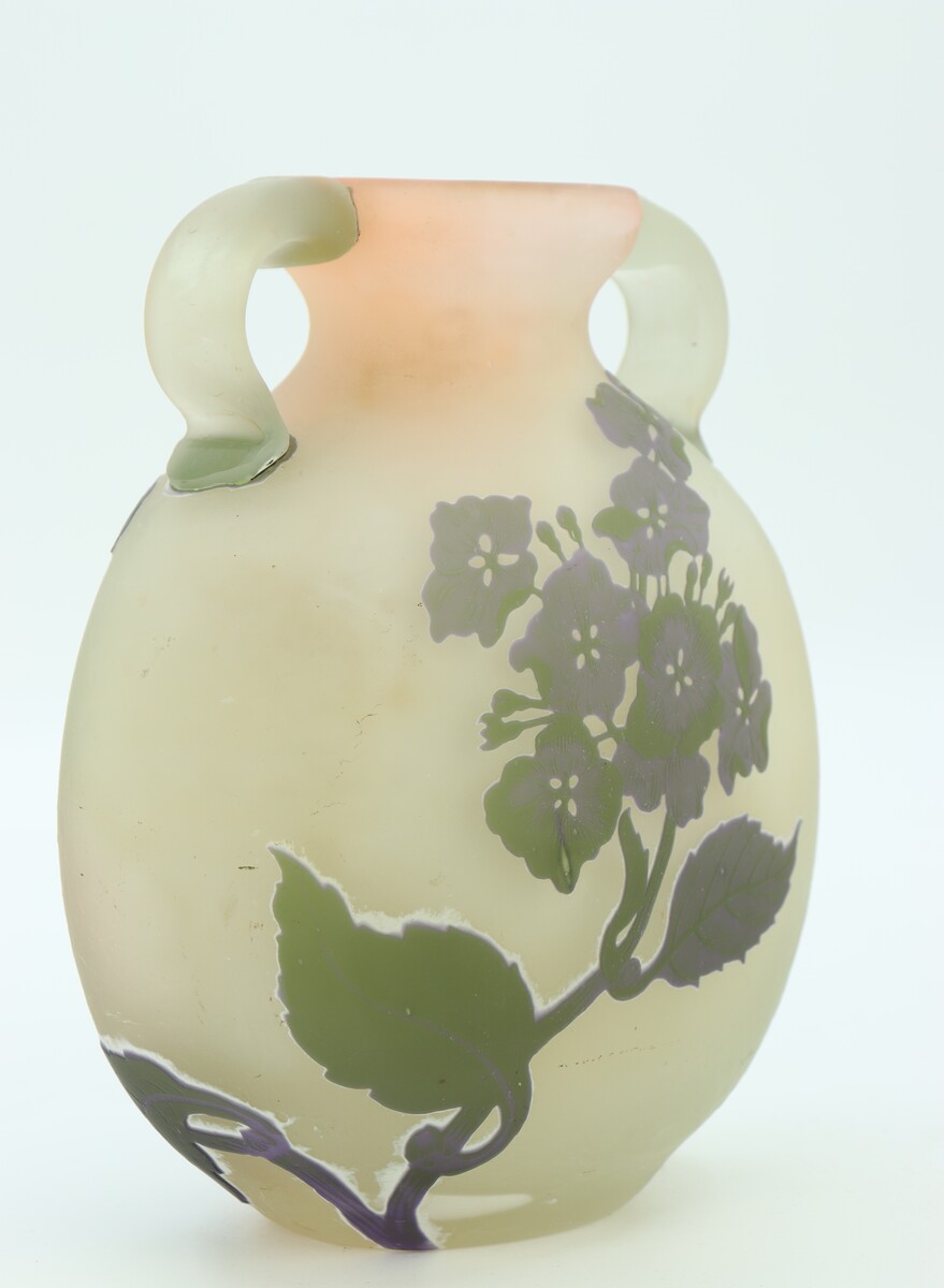 Vase Gallé à anses appliquées aux hortensias