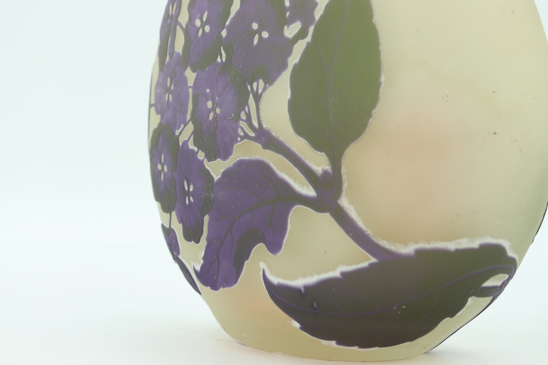 Vase Gallé à anses appliquées aux hortensias