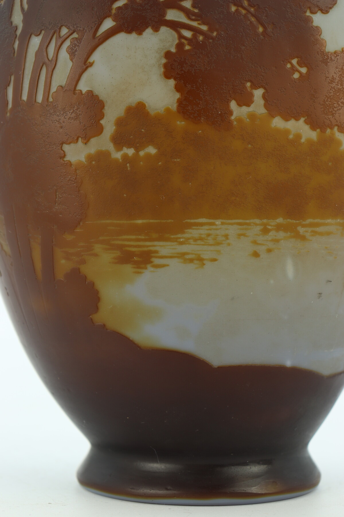 Vase Gallé à décor de paysage lacustre