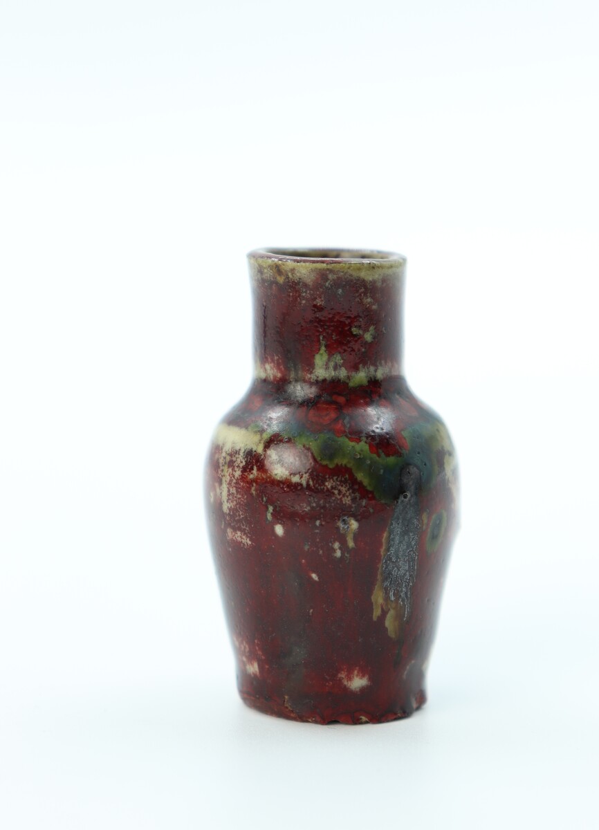 Vase miniature rouge par Pierre-Adrien Dalpayrat