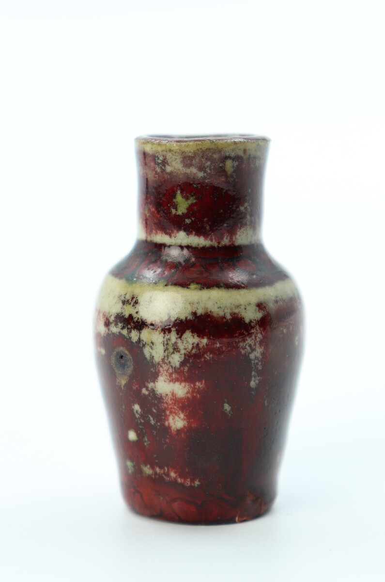 Vase miniature rouge par Pierre-Adrien Dalpayrat