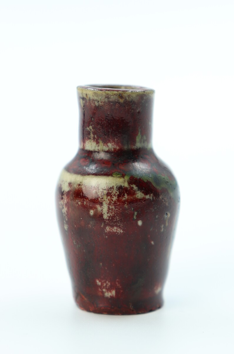 Vase miniature rouge par Pierre-Adrien Dalpayrat