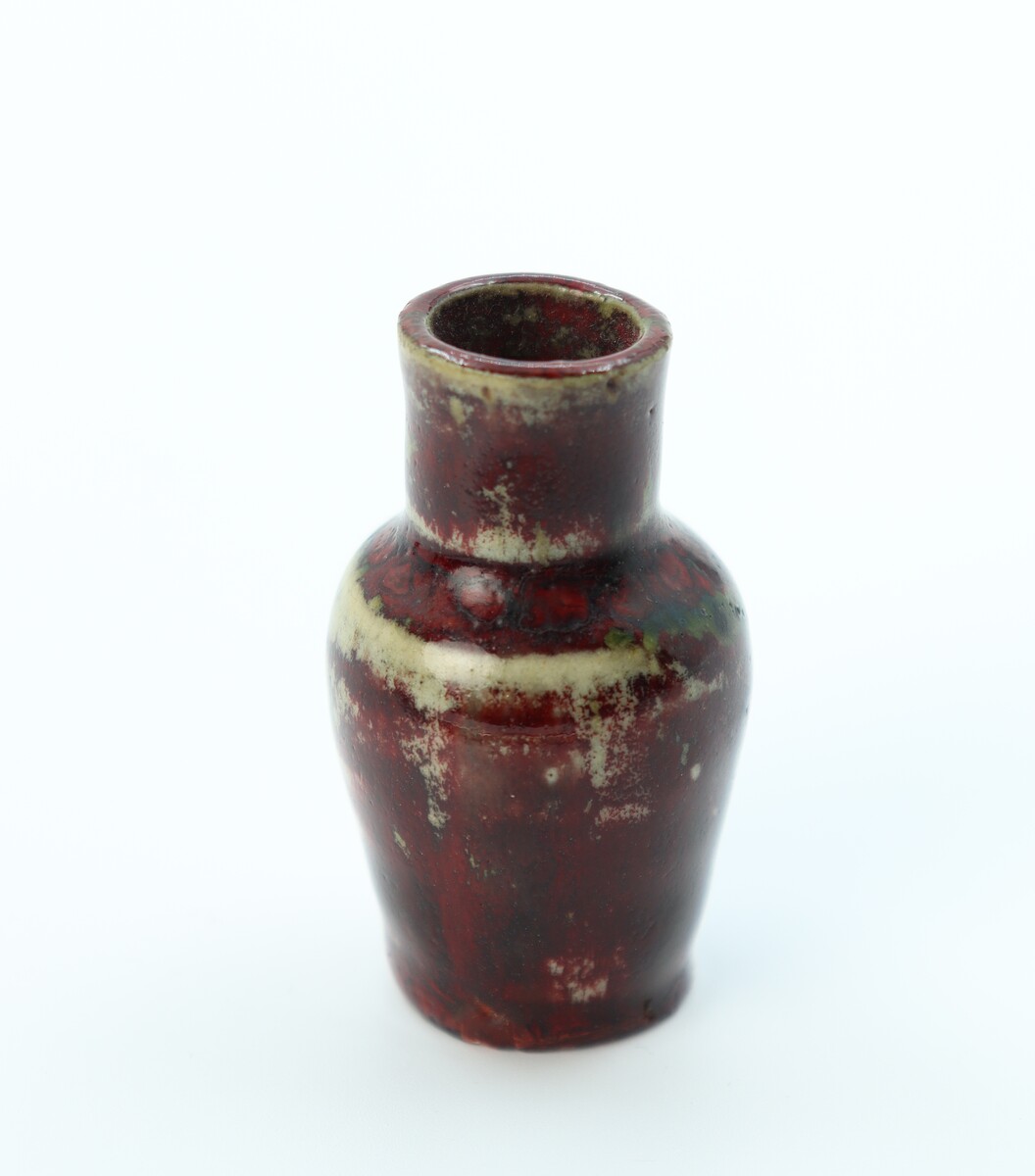 Vase miniature rouge par Pierre-Adrien Dalpayrat