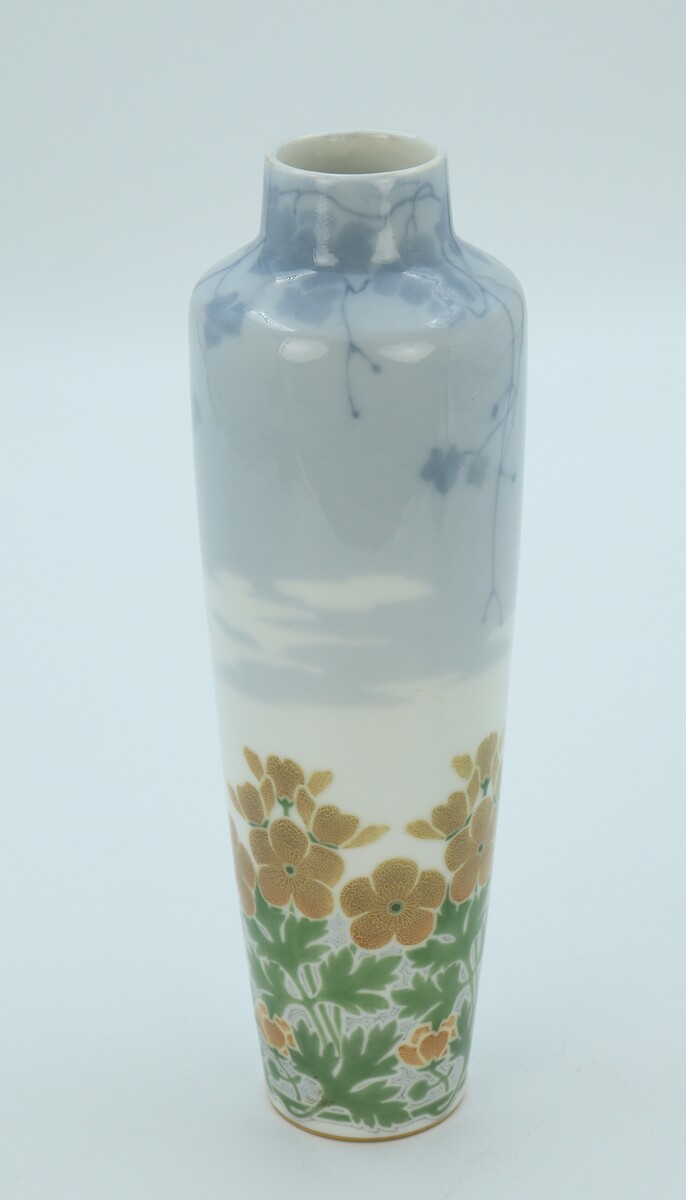 Vase Renoncules par la Manufacture Nationale de Sèvres