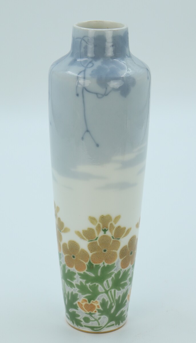 Vase Renoncules par la Manufacture Nationale de Sèvres