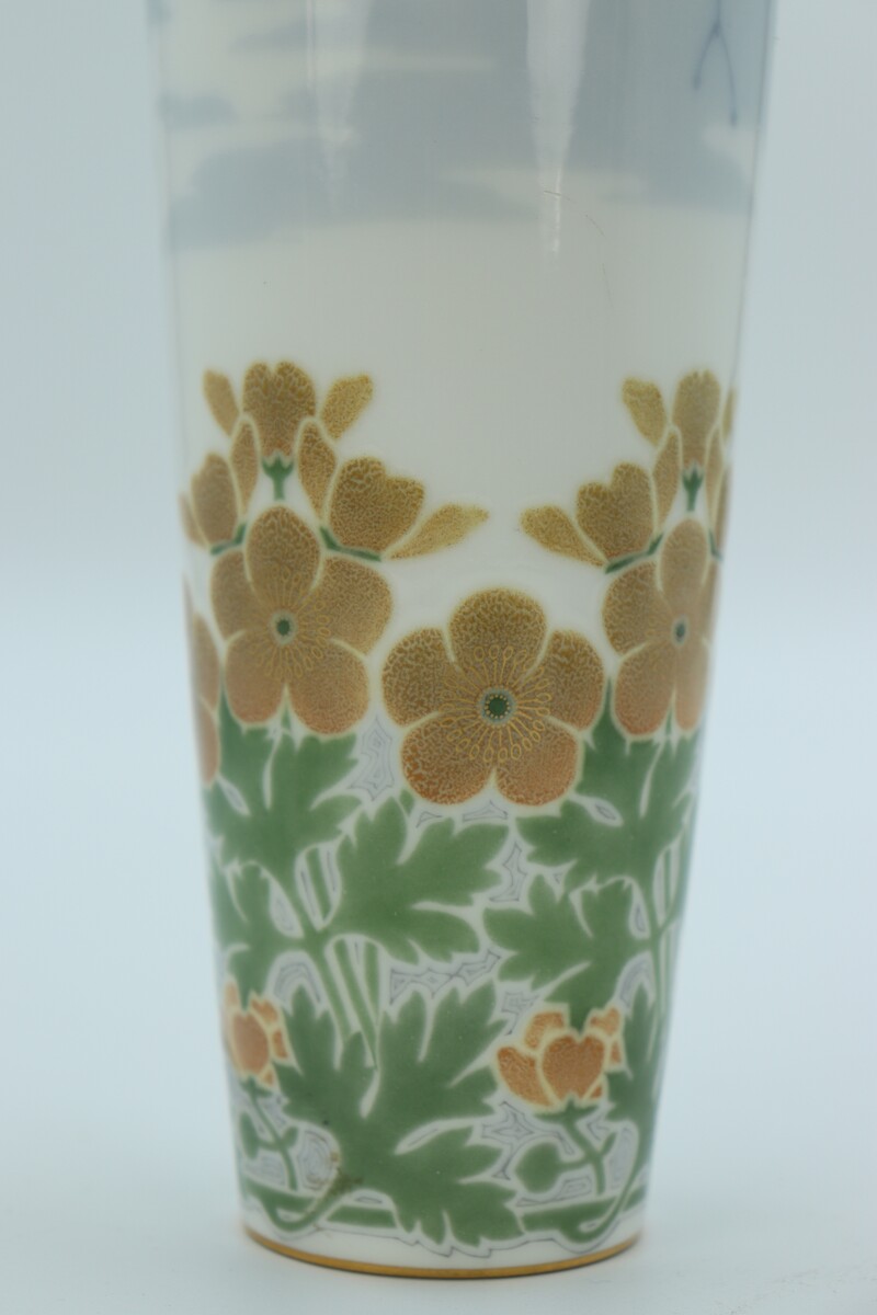 Vase Renoncules par la Manufacture Nationale de Sèvres